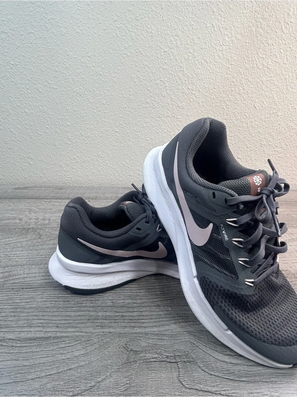 Nike Swift Running Shoes Women’s Gray Pink Flywire Athletic Sneakers Size 8
